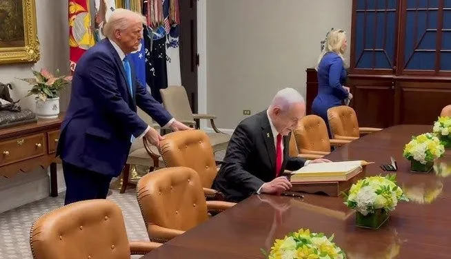 Donald Trump îi aranjează scaunul lui Netanyahu cînd ultimul se așează.
