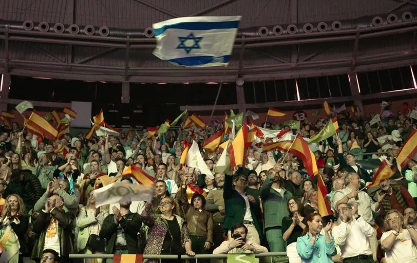 Steagul Izraelului fluturînd între steaguri spaniole.