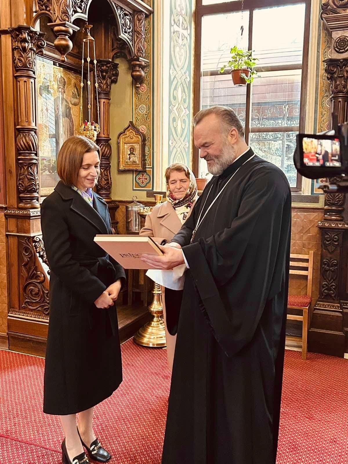 În imagine: Maia și pr. Borșevschi - doi bezbojnici fericiți